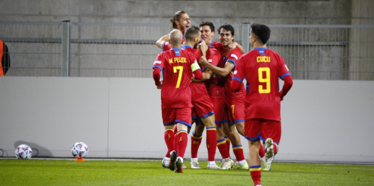 Els jugadors tricolor celebren el gol de Rosas, ahir.