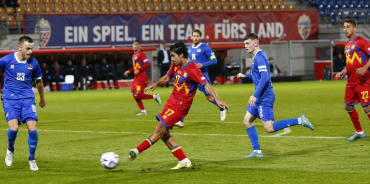 Cervós realitza el xut que suposaria el 0-2 en l’últim partit contra Liechtenstein.