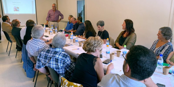 El president de la Fundació Mobilitat Sostenible i Segura, Pau Noy, presentant la proposta de línia de tren fins a Andorra al consell d'alcaldes de l'Alt Urgell celebrat al Pont de Bar