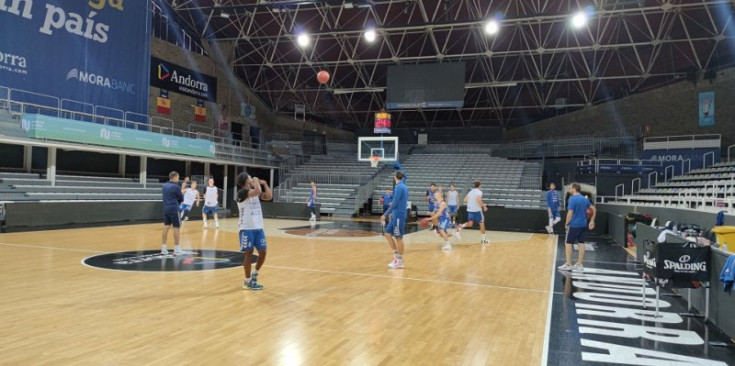 L’entrenament previ al partit d’ahir al Poliesportiu.