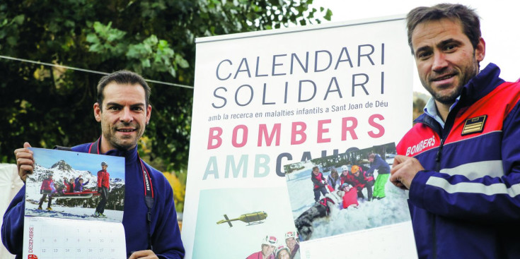 El fotògraf Tony Lara i el bomber Jordi Farré mostren les fotografies andorranes del calendari solidari.