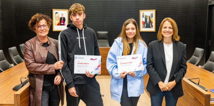 La consellera d’Acció Social, Magda Mata, i la cònsol major d'Escaldes-Engordany, Rosa Gili, amb dos dels joves.