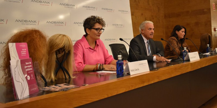 Imatge de Nelly García, Josep Maria Cabanes i Maria Suárez durant la presentació del banc de perruques.