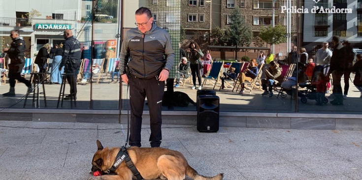 El grup de guies canins a la Fira Animalista d'Andorra.