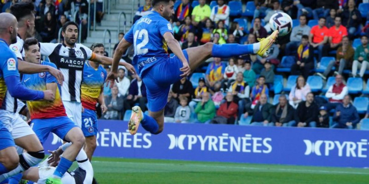 El jugador de l’FC Andorra Sinan Bakis controla la pilota durant el partit contra el Llevant UD.