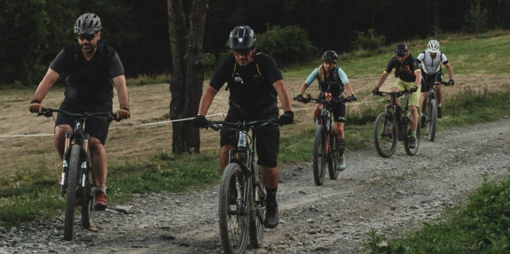 Ciclistes amb bicis elèctriques per la Massana.