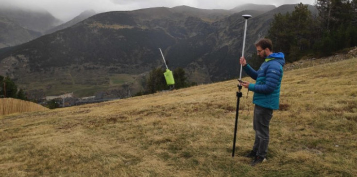 Un dels investigadors prepara el sistema de mesura a una pista d’esquí abans de les nevades.