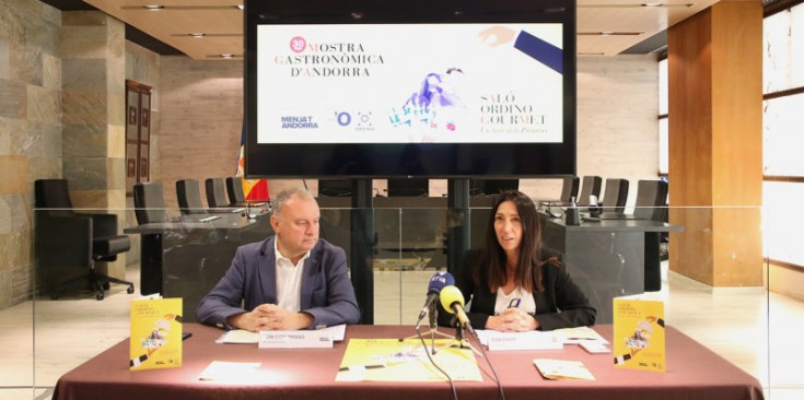 L’editor de ‘Menja’t Andorra’, Toni Corominas, i la cònsol menor d’Ordino, Eva Choy.