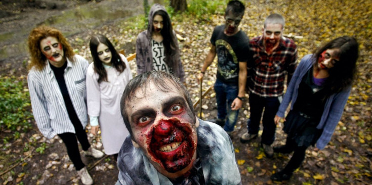 Un grup de joves caracteritzats de zombis.