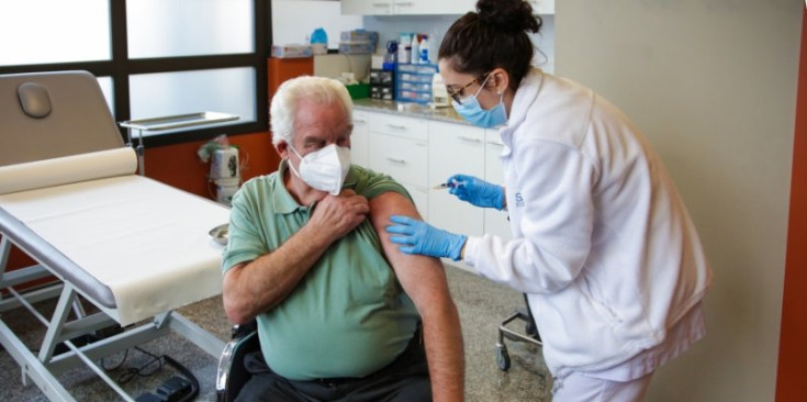 Una persona rep la vacuna de la grip.