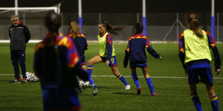 Un entrenament de la selecció femenina sub-19.