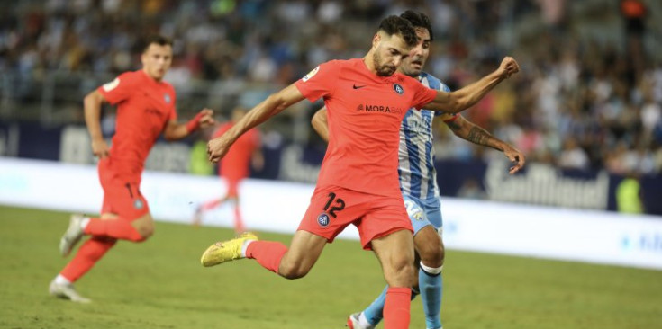 Bakis intenta el remat en una jugada contra el Màlaga CF, en l’últim partit de lliga a la Rosaleda.
