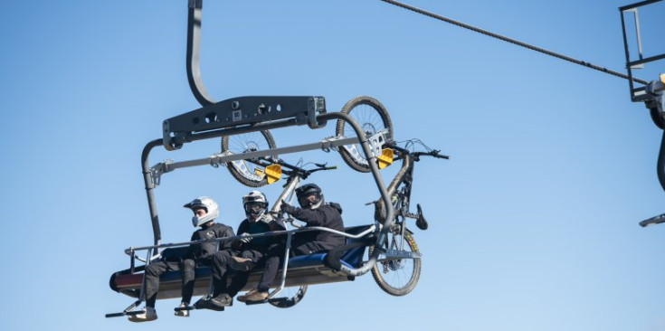 Uns ‘bikers’ en un dels telecadires de Vallnord-Pal Arinsal.