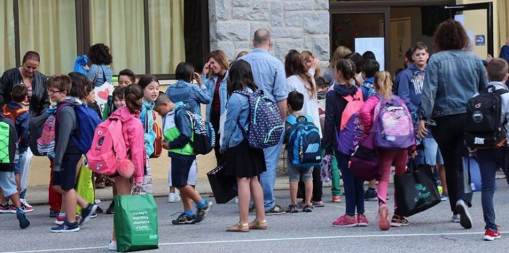 Alumnes a l'entrada d'una escola.