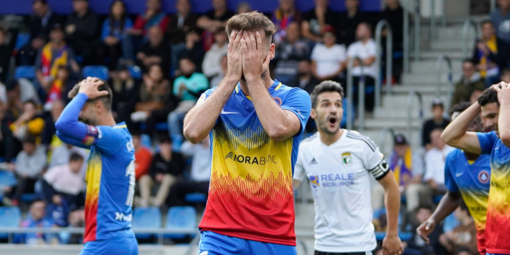 Vilanova es lamenta en un moment del partit d'ahir contra el Burgos CF al Nacional.