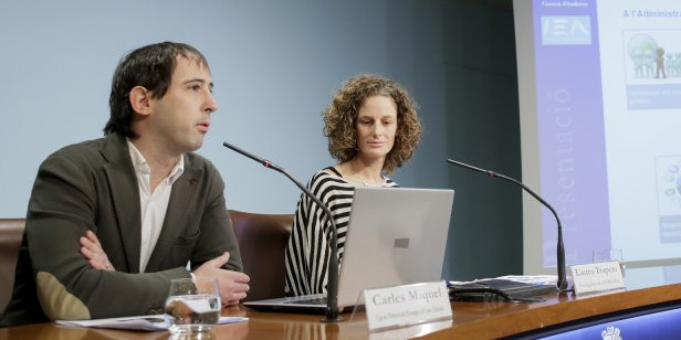 Carles Miquel i Laura Trapero, ahir a l’edifici administratiu, presenten el nou butlletí climàtic
