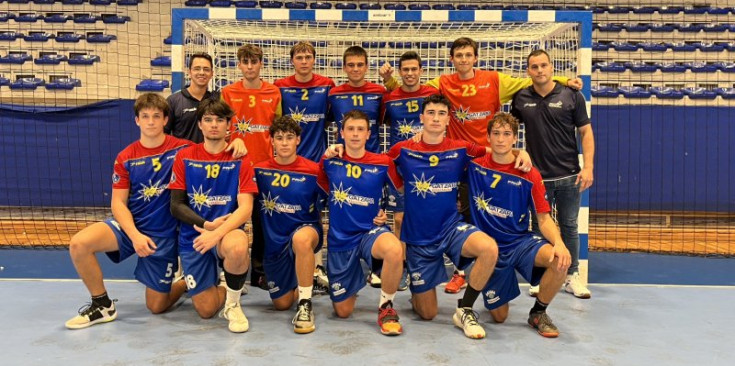 La selecció sub-20 d'handbol durant el partit d'ahir.