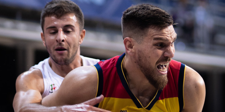 Maric lluita una pilota en una jugada de l’últim partit de lliga davant el Grupo Alega Cantàbria.
