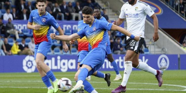 Almpanis remata a porteria en una jugada referent a l’últim partit de l’FC Andorra, contra el Burgos CF, a l’Estadi Nacional.