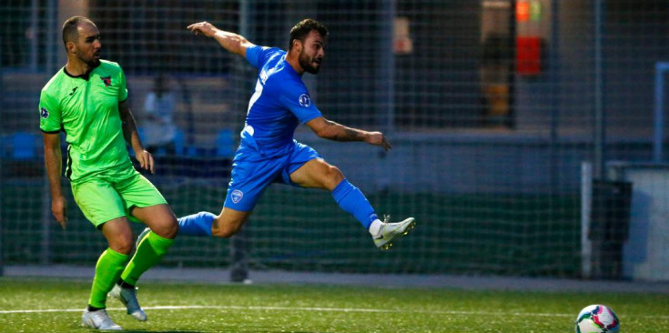 Guillaume López realitza un xut durant el partit d'ahir de l'Atlètic d'Escaldes.