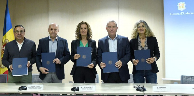Ruiz, Mas, la ministra Calvó, París i Santuré en la signatura del conveni d’estalvi energètic.