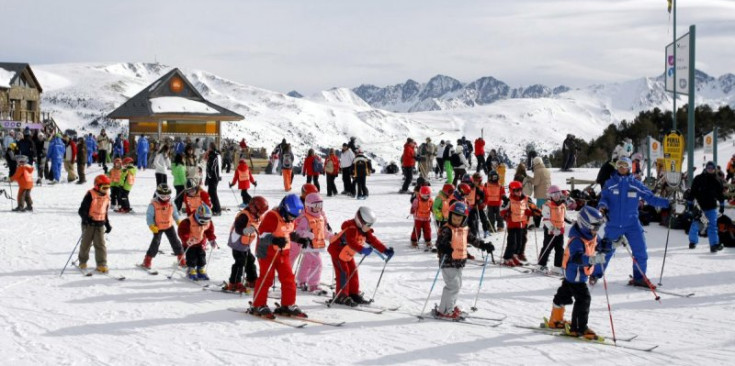 Uns nens esquiant.