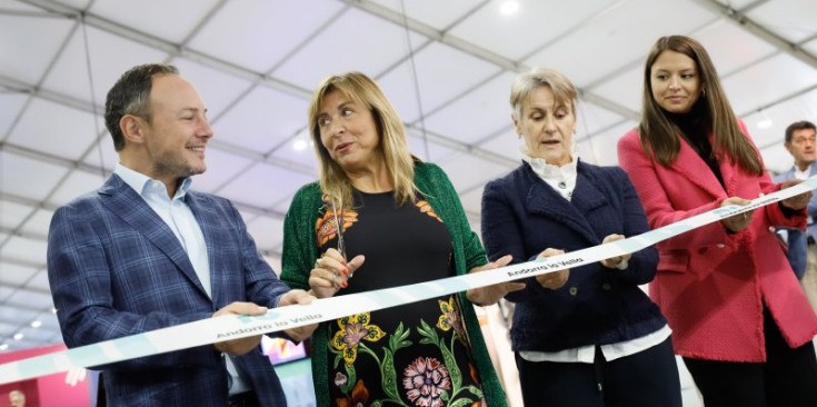 Conxita Marsol talla la cinta inaugural de la Fira d’Andorra la Vella acompanyada de Xavier Espot, Roser Suñé i Meritxell López.