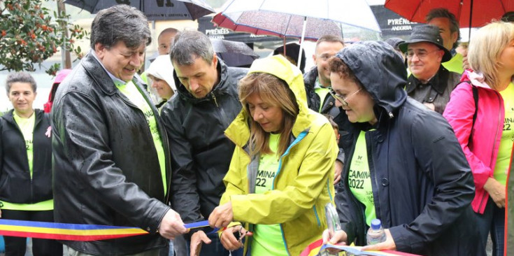 Les autoritats inauguren la Caminada contra el càncer 2022.