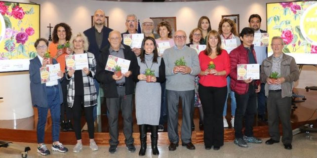 Alguns dels premiats en el concurs amb les autoritats.