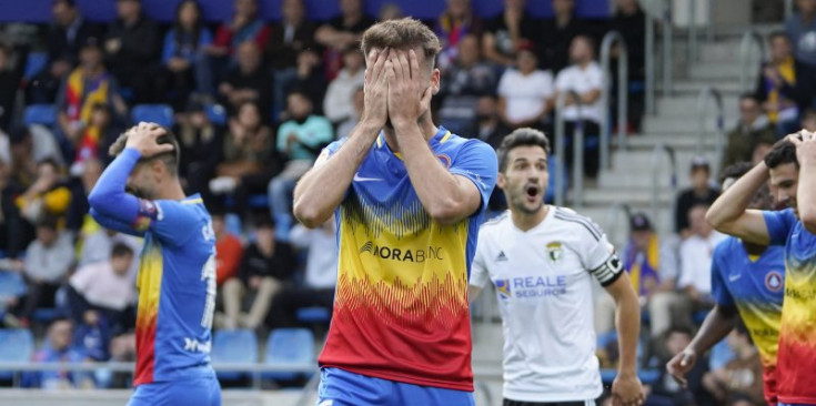 Els jugadors tricolor es lamenten en una jugada del partit passat contra el Burgos CF a l’Estadi Nacional.