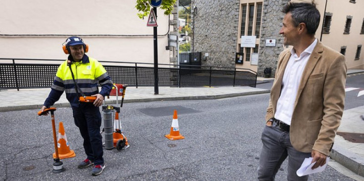 Un dels tècnics que controlen les fuites a la xarxa d’aigua potable amb David Astré.