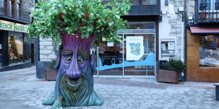 El conta contes itinerant 'Pinet, l'arbre màgic' a la plaça del Consell.