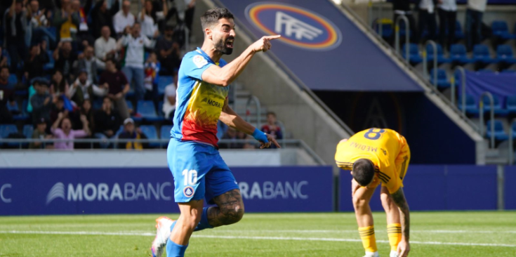 Carlos Martínez celebra un dels seus gols.