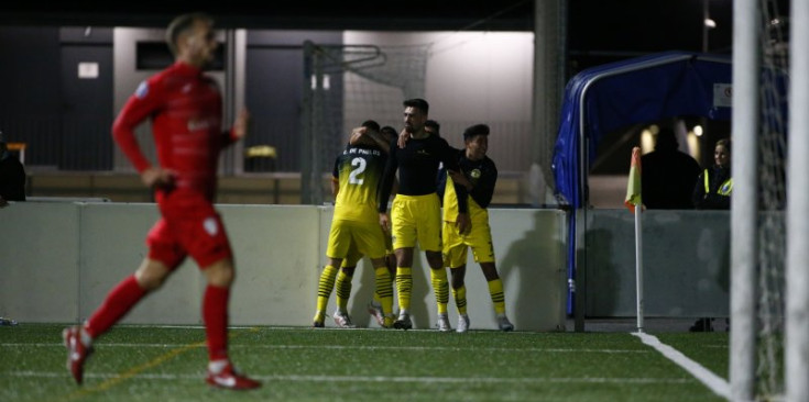 Els jugadors de la UE celebren el gol de Christian Garcia que li va donar el triomf en el derbi colomenc davant el FC Santa Coloma, ahir al Centre d'Entrenament de la FAF.