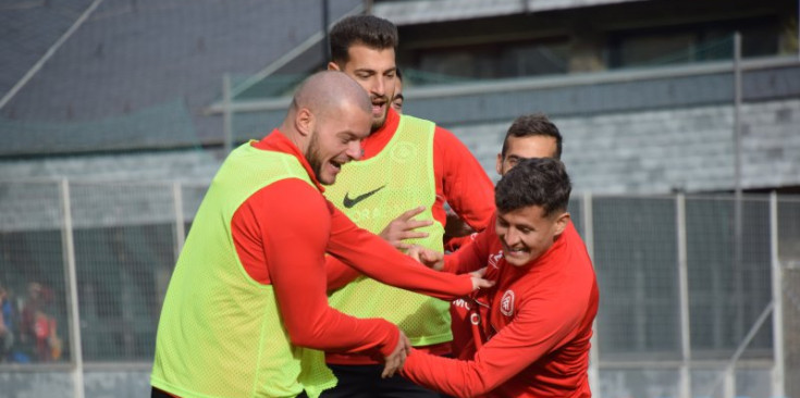 Els jugadors de l’FC Andorra durant l’últim entrenament d’ahir abans de marxar cap a Saragossa.