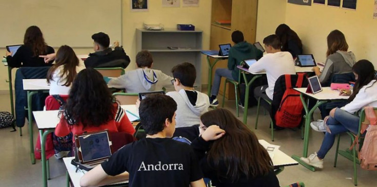 Alumnes en una classe de Santa Coloma.