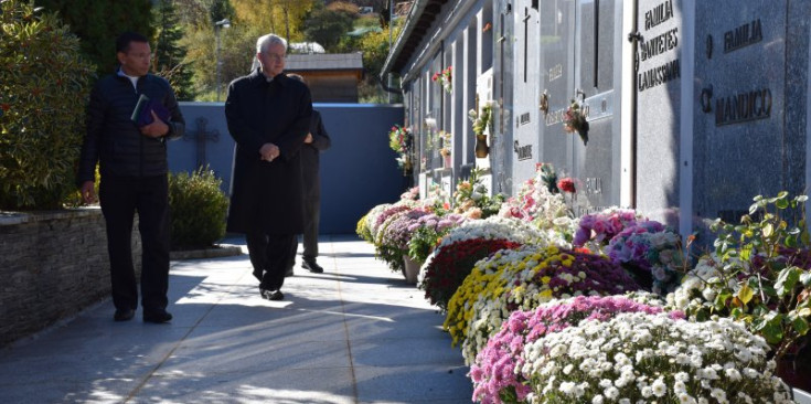 El copríncep episcopal, Joan-Enric Vives, durant l’inici de la visita pastoral al cementiri de la Massana.