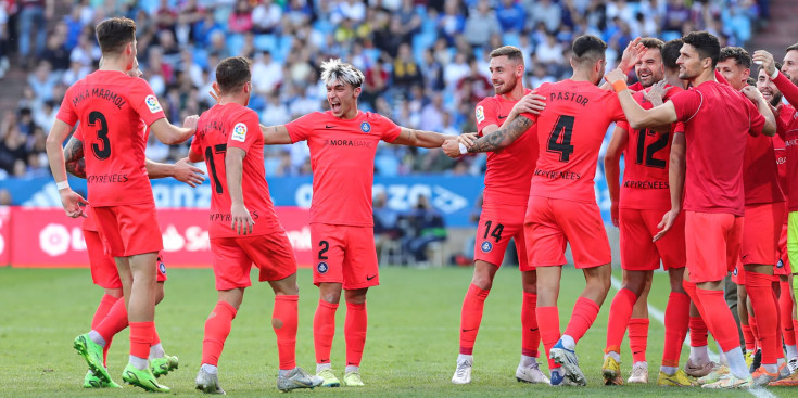 Els jugadors de l'FC Andorra celebren el gol de Bakis.