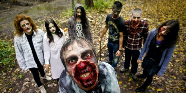 Uns joves disfressats de zombie