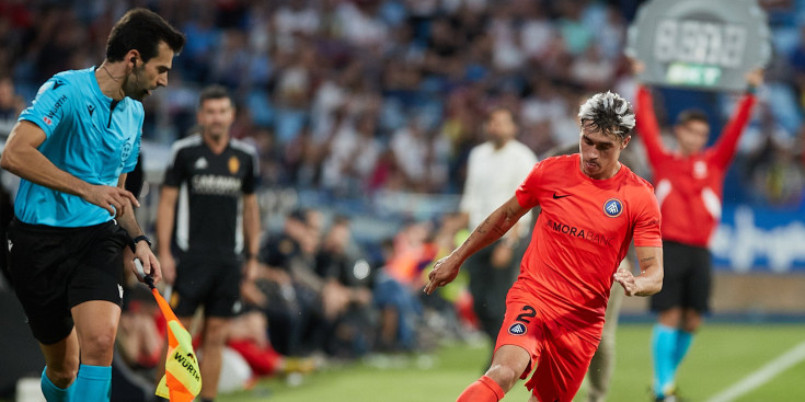 Alti condueix la pilota sota la mirada del linier en l’últim duel de lliga.