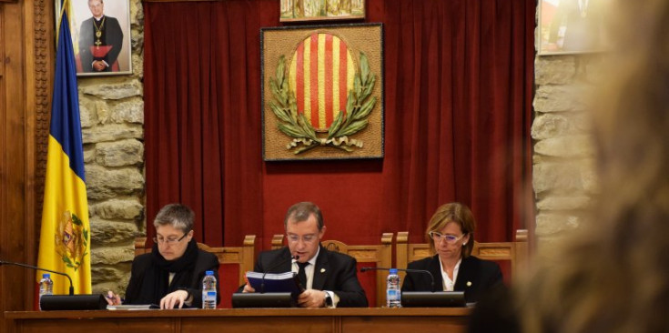Els cònsols de Sant Julià de Lòria durant la sessió ordinària del Consell de Comú.