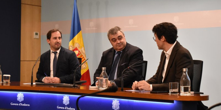 Carles Miquel, Dani Vinseiro i Albert Batalla, ahir en roda de premsa a l’edifici administratiu.