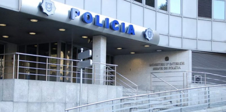 L'entrada a l'edifici administratiu de la Policia.