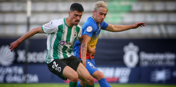 Altimira lluita una pilota en l’últim enfrontament entre el Racing de Santander i l’FC Andorra.