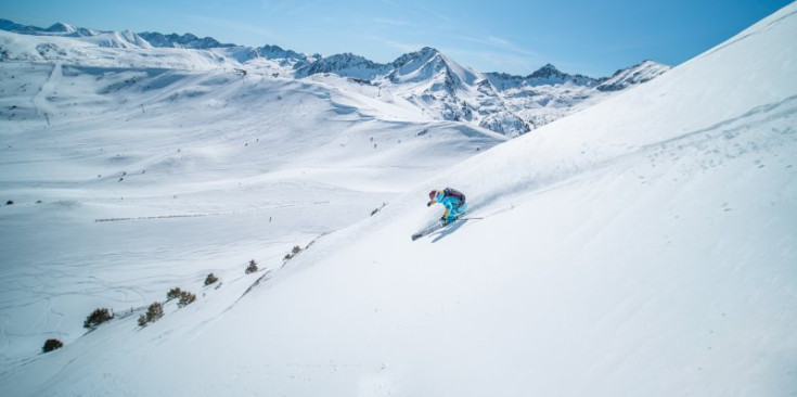 Un esquiador a les pistes de Grandvalira.