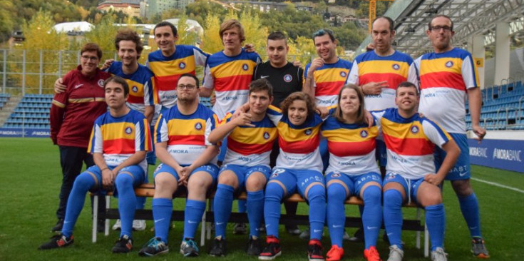 L’FC Andorra Genuine, durant la presentació d’ahir.