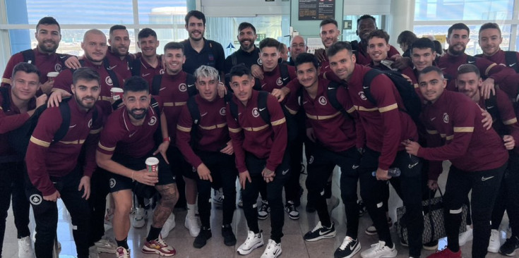 Els jugadors de l’FC Andorra, ahir a l’aeroport, on van coincidir amb el jugador del Barça de bàsquet, Àlex Abrines.