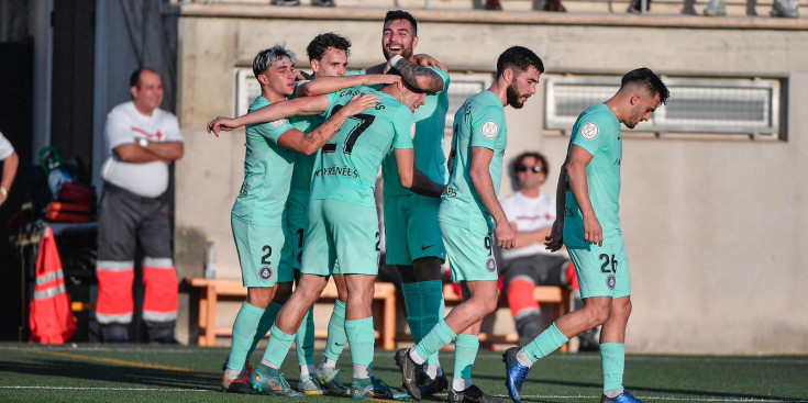 Els jugadors de l'FC Andorra celebren un dels gols del partit.