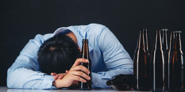 Imatge d’arxiu que representa un home amb addicció a l’alcohol