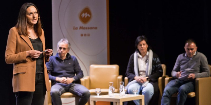 Un moment de la intervenció d’Olga Molné, durant la reunió de poble celebrada ahir.